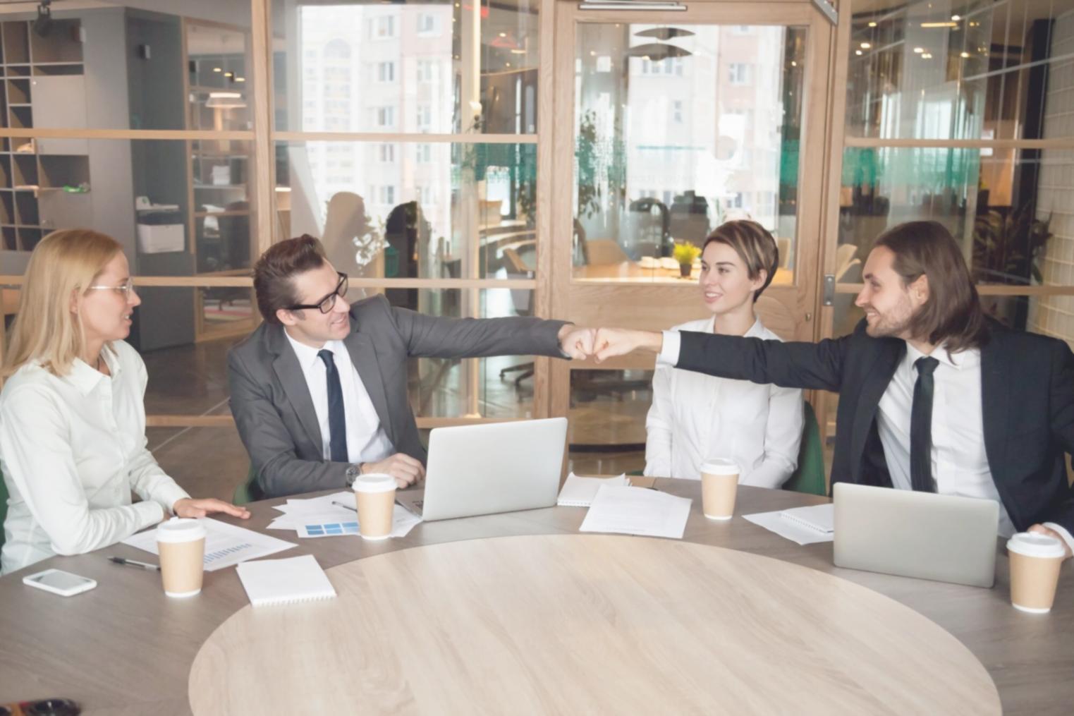 Interface d'analyse financière montrant des graphiques et tableaux comparatifs