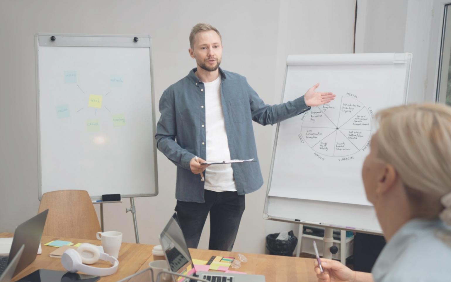 Étudiants analysant des données financières lors d'une session de travail collaborative