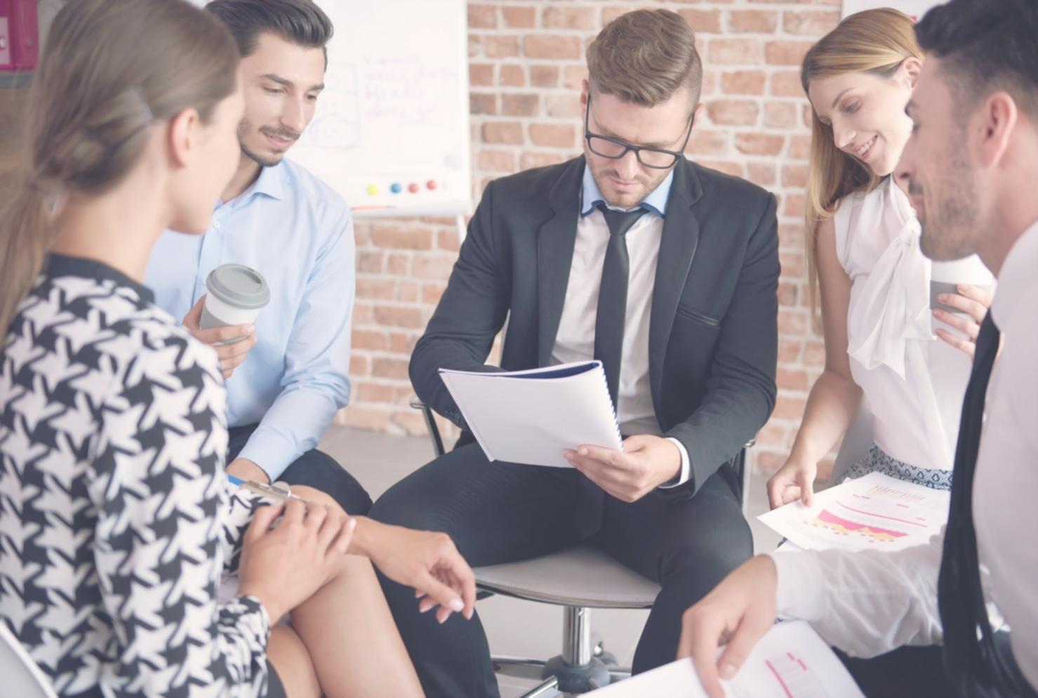 Interface de plateforme d'analyse comparative montrant des graphiques et tableaux de données financières